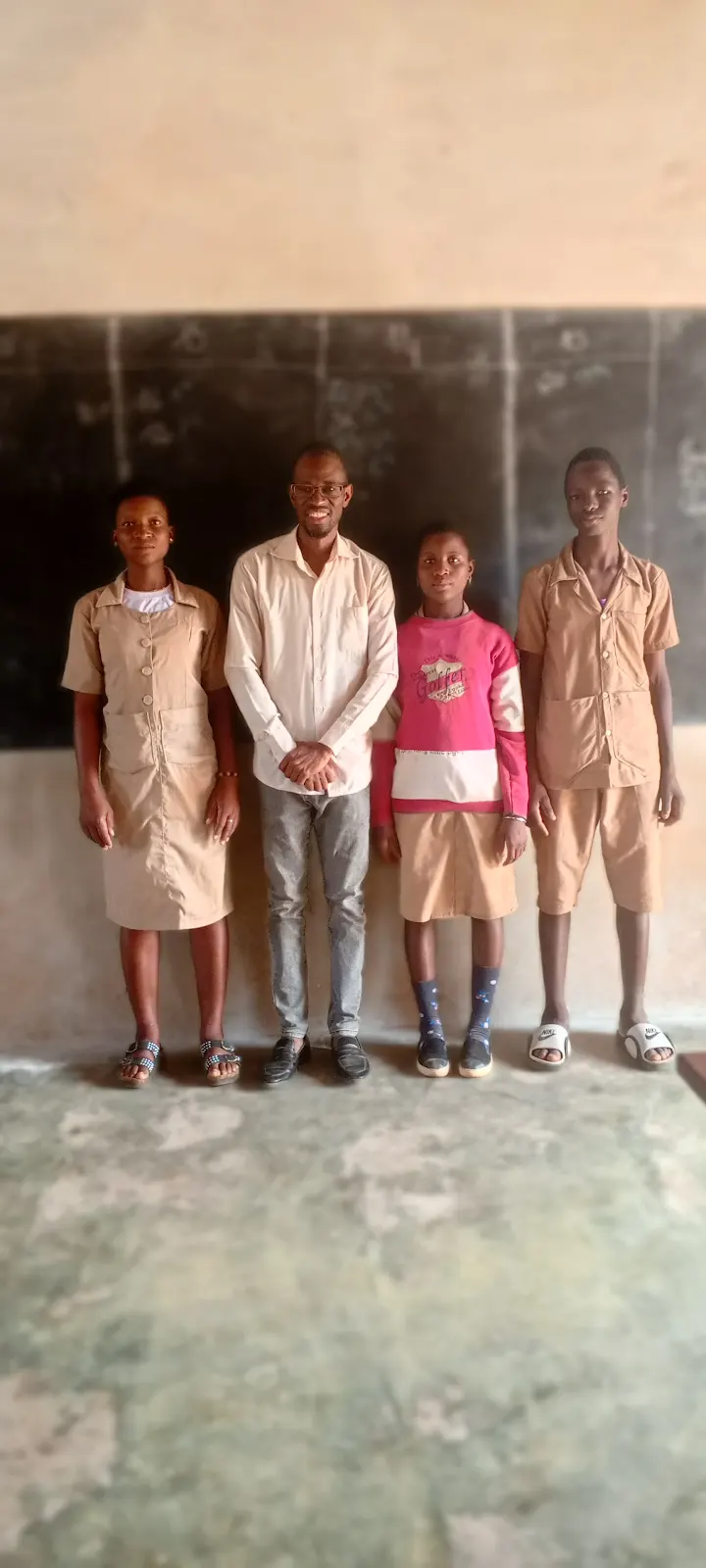 Coach Sika avec des élèves dans une salle de classe